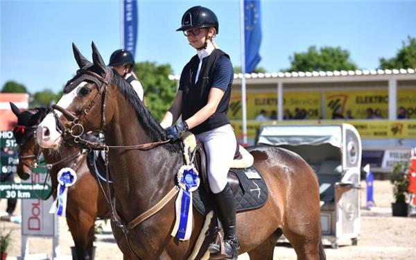 Beim Turnier in Renningen erneut ganz vorne: Nina Scheuerle auf ihrer elfjährigen Holland-Stute Karanta. GB-Foto: Häusler