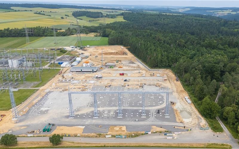 Beim Umspannwerk werden neue Schaltfelder auf unbebautem Gelände errichtet. GB-Foto: gb