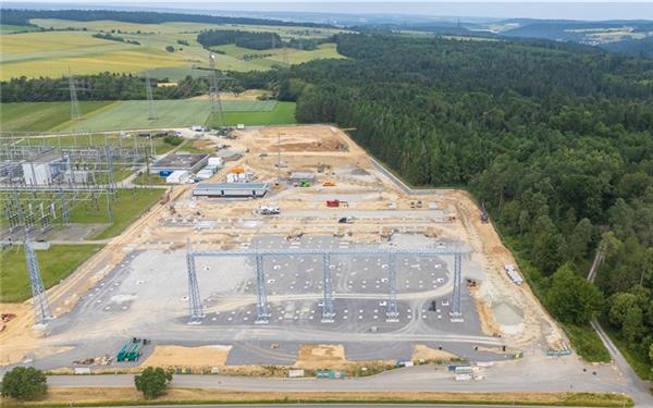 Beim Umspannwerk werden neue Schaltfelder auf unbebautem Gelände errichtet. GB-Foto: gb