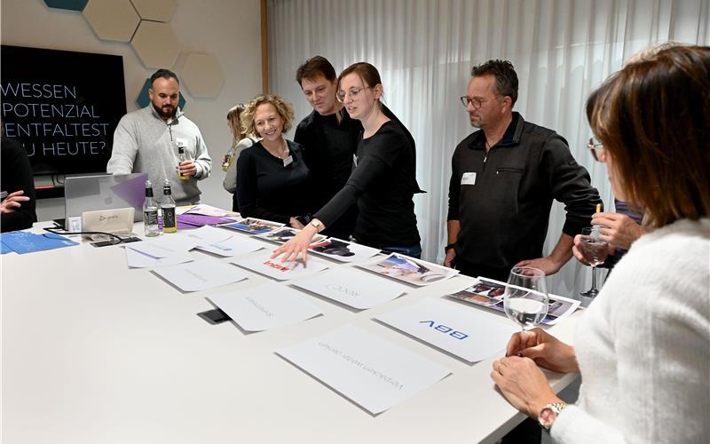 Beim Unternehmerabend der Wirtschaftsförderung der Stadt Herrenberg ist Krauss Kommunikation diesmal Gastgeber. Ralf Krauß(Dritter von links) und Claudia Krauß (links daneben) haben „Boxenstopps“ für ihre Gäste aufgebaut. GB-Foto: Holom