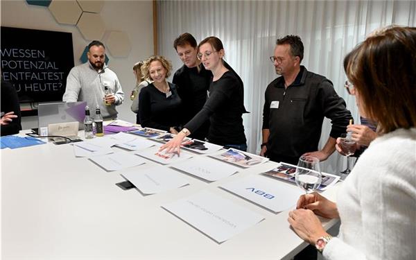Beim Unternehmerabend der Wirtschaftsförderung der Stadt Herrenberg ist Krauss Kommunikation diesmal Gastgeber. Ralf Krauß(Dritter von links) und Claudia Krauß (links daneben) haben „Boxenstopps“ für ihre Gäste aufgebaut. GB-Foto: Holom