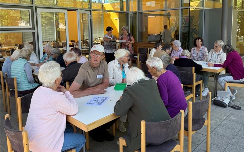 Beim „Urlaub ohne Koffer“ wurde gemeinsam gerätselt, gespielt und gesungen. GB-Foto: Priestersbach