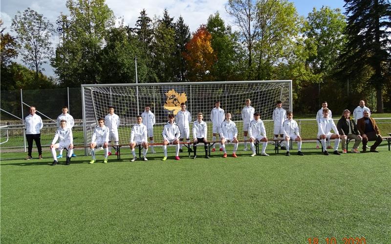 beim VfL Beim VfL Herrenbergwurden die U-17-B-Junioren, aktuell Tabellenführer der Bezirksstaffel Böblingen/Calw, trainiert vom Trainergespann Heiko Schanz und Fuat Ekli, mit neuen Kapuzenjacken und Trikots von der Firma Schittenhelm Bau- und Sanierungs-GmbH, Herrenberg, ausgestattet. Ganz rechts im Bild: Giuseppe Costanza, Koordinator der U17, und Thomas Schittenhelm. GB-Foto: gb