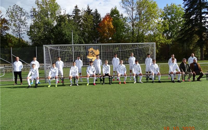 Beim VfL Herrenbergwurden die U-17-B-Junioren, aktuell Tabellenführer der Bezirksstaffel Böblingen/Calw, trainiert vom Trainergespann Heiko Schanz und Fuat Ekli, mit neuen Kapuzenjacken und Trikots von der Firma Schittenhelm Bau- und Sanierungs-GmbH, Herrenberg, ausgestattet. Ganz rechts im Bild: Giuseppe Costanza, Koordinator der U17, und Thomas Schittenhelm. GB-Foto: gb