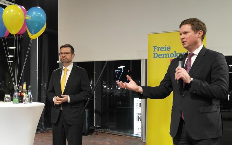 Beim Wahlkampfauftritt in der Event-Location „Terminal Eins“ auf dem Flugfeld Böblingen/Sindelfingen befassten sich der wieder kandidierende FDP-Bundestagsabgeordnete Dr. Florian Toncar (rechts) und der ehemalige Justizminister Dr. Marco Buschmann vor rund 100 Gästen mit Wirtschaft, Steuersenkungen, Bürokratieabbau und Verschlankung des Staates. GB-Foto: Staber