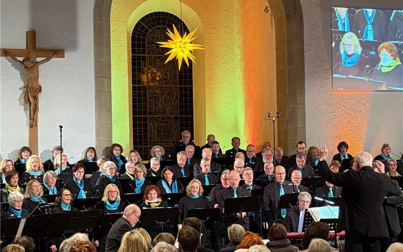 Beim Weihnachts-Gospelkonzert in der Unterjettinger Michaelskirche traten rund 100 Sängerinnen und Sänger auf, und zwar die „Blackbirds“ aus Jettingen und der Gospelchor Ebhausen, beide dirigiert von Peter Eisele.GB-Foto: Priestersbach