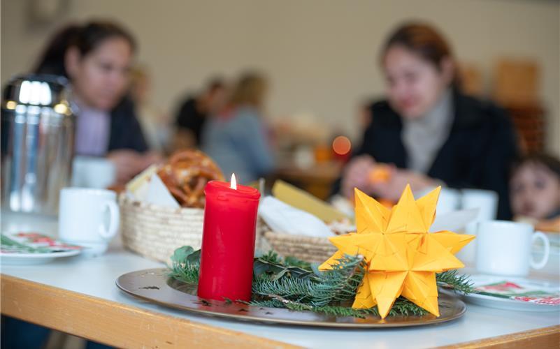 Beim adventlichen Frühstück werden Päckchen und Gutscheine ausgegeben.GB-Foto: Vecsey
