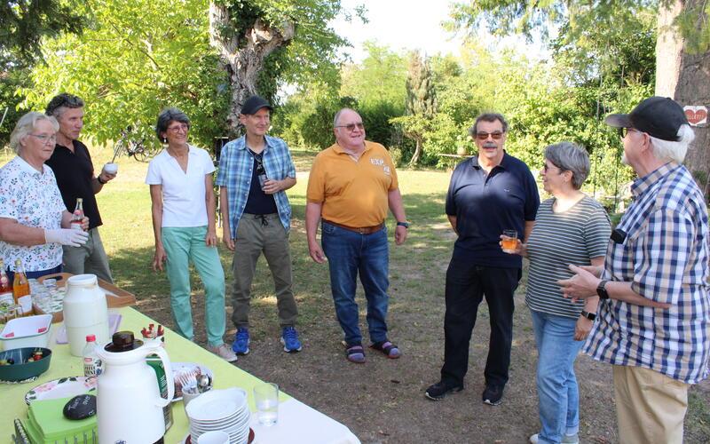 Beim ersten Sommerfest im Quartier Vogelsang/ Bahnhofstraße stand das gegenseitige Kennenlernen im Mittelpunkt, besonders Heidrun Hühn (links) hat sich dafür engagiert. GB-Foto: Baum