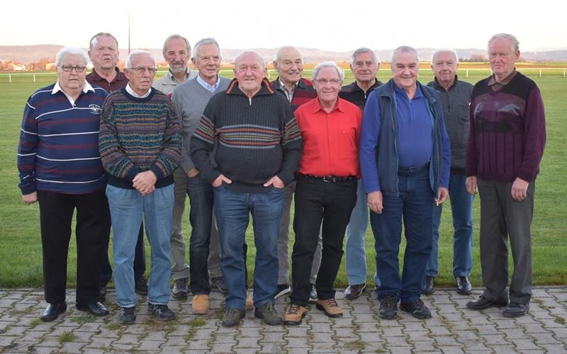 Das Fußballspiel hat sie zusammengeschweißt Beim jüngsten Treff sind von links Norbert Honold, Rudi Heider, Horst Hermenau, Wilfried Schittenhelm, Herbert Egeler, Andreas Krammer, Adolf Rinder, Rudi Dettinger, Hans Schneider, Arthur Keller, Günther Leschinger und Theodor Lang vertreten, zur Gruppe gehören noch Arthur Acker und Wilfried HaasGB-Foto: Schwartz