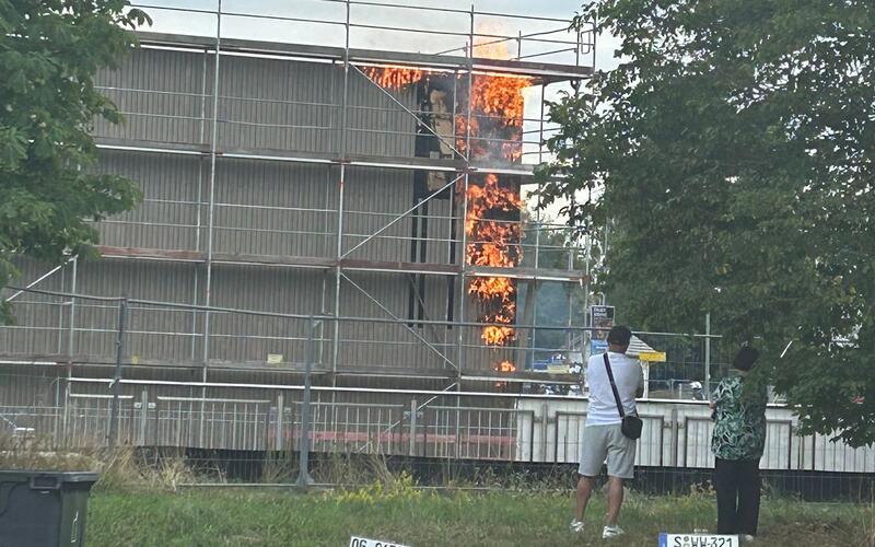 Beim zweiten Brand fing die Holzfassade Feuer. GB-Foto: Feuerwehr