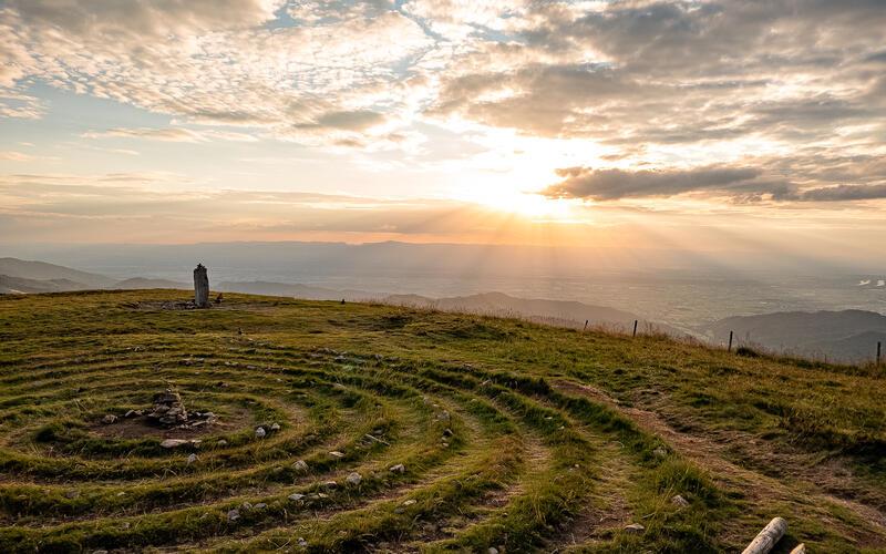 Belchen-Gipfel bei Sonnenaufgang.GB-Foto: TBW/Joachim Negwer