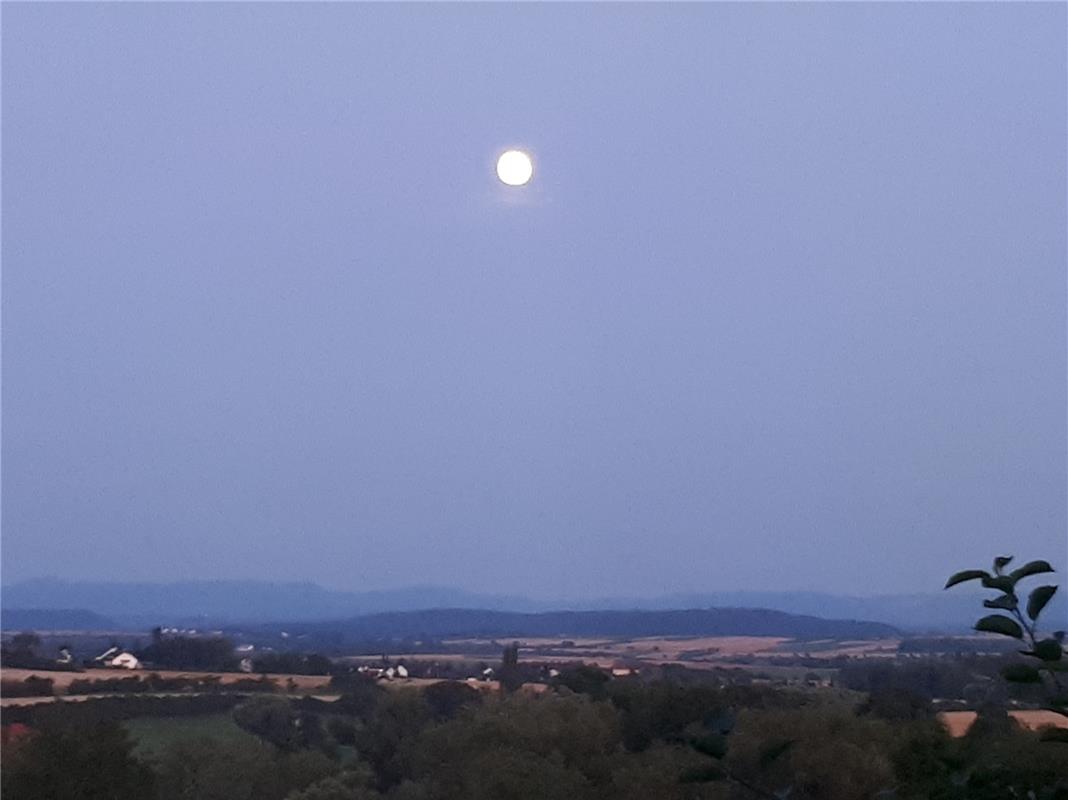 Belinda Petermichl aus Herrenberg hat vom Umgang aus diesen Vollmond über dem Am...