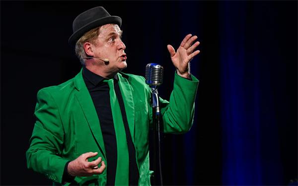 Benefizabend mit Bernd Kohlhepp alias Herr Hämmerle in der Schwarzwaldhalle: Der Erlös des Abends kommt dem DRK-Ortsverein Gärtringen zugute. GB-Foto: Schmidt