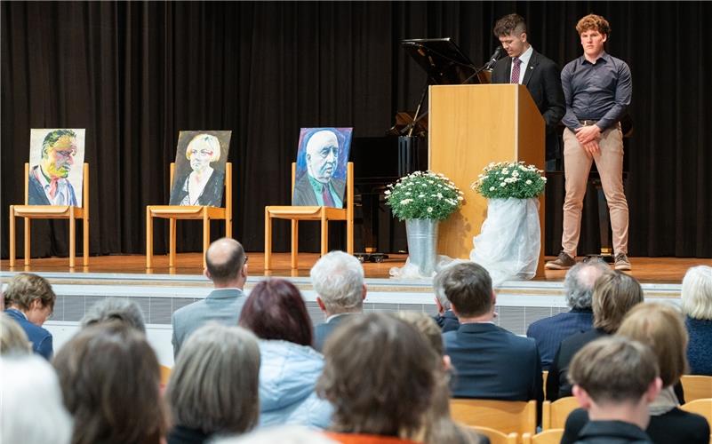 Benjamin Merkt (am Rednerpult) zitierte in seiner Ansprache den KZ-Überlebenden Israel Arbeiter.GB-Foto: Vecsey