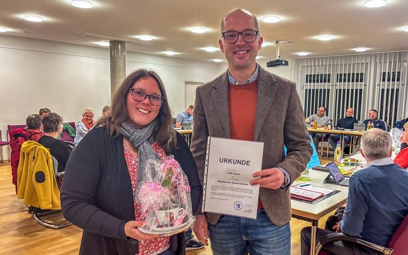 Benjamin Schmid verabschiedete Julia Jacob. GB-Foto: Geisel