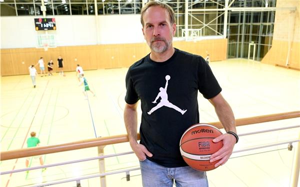 Bennet Melcher ist Basketballfan: „Das schnelle, kurzlebige Spiel ist einfach besonders.“ GB-Foto: Holom