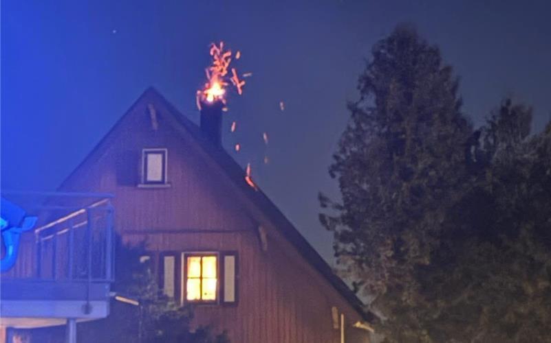 Bereits Dienstagnacht gegen 22 Uhr kam es zu einem Kaminbrand in Nebringen. GB-Foto: gb