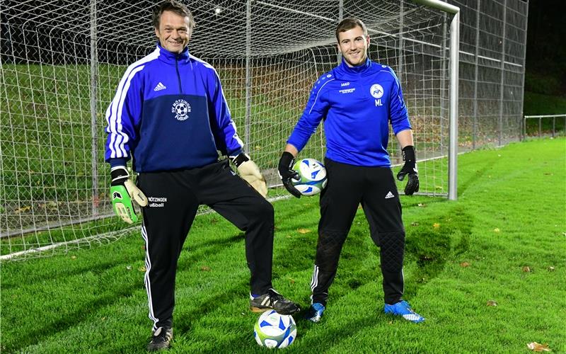 Bereits in der Saison 2018/19 schulte der einstige Oberligastürmer Andreas Mähler (links, neben Michael Landenberger, ebenfalls Ersatzkeeper) zum Torwart um, als beim B-Ligisten der etatmäßige Torhüter in der Runde berufsbedingt wegbrach.GB-Foto: Holom