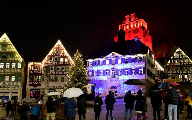 Im Dezember gibt es in Herrenberg weihnachtliche Aktionen Bereits letztes Jahr wurden Rathaus und Stiftskirche in bunte Farben getaucht. In diesem Advent wird die Aktion in etwas kleinerem Rahmen wiederholt und das Rathaus erneut illuminiert