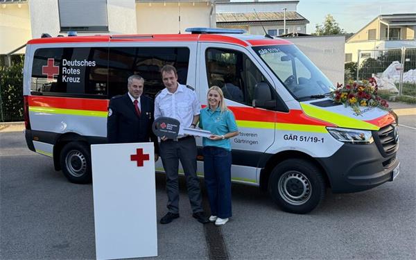 Bernd Gally (Vorsitzender DRK-Ortsgruppe Gärtringen), Stefan Gross (Bereitschaftsleiter) und Nora Braun (Jugendleiterin) nahmen den symbolischen Schlüssel für das neue Fahrzeug entgegen. GB-Foto: Holzapfel