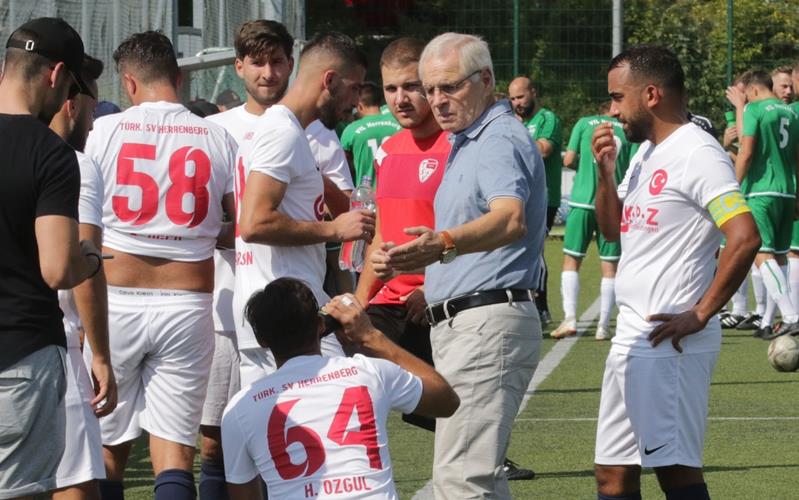 „Ich brauche nicht mehr im Vordergrund stehen“ Bernd Hoffmann (graues Shirt) hat Spaß an seinem Engagement beim Türk. SV Herrenberg GB-Foto (Archiv): Bäuerle