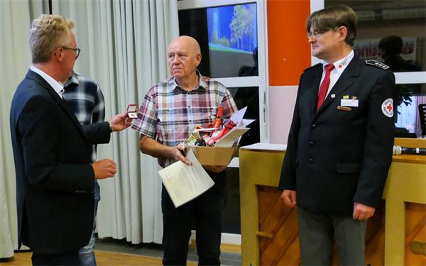 Bernd Lorenz (Mitte) wird im Beisein von Bürgermeister Hans Michael Burkhardt (links) und Thomas Frick, DRK Oberes Gäu (rechts), für 100 Blutspenden geehrt. GB-Foto : Stadler