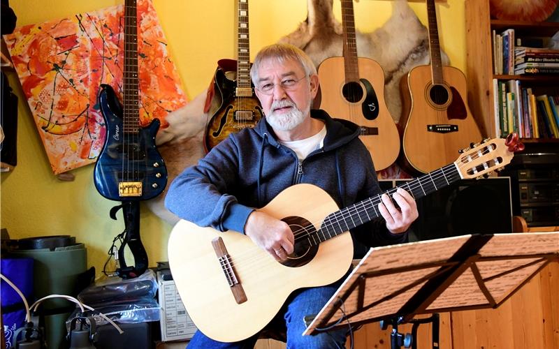 Bernd Winkler ist leidenschaftlicher Gitarrist. GB-Foto: Holom