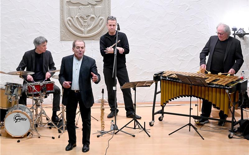 Bernhard Hurm (Mitte) rezitiert Hölderlin in der Zehntscheuer.GB-Foto: Holom