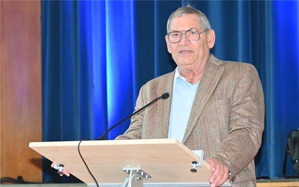 Bernhard Rathke stand nach 36 Jahren zum letzten Mal als Aufsichtsratsmitglied am Rednerpult einer Generalversammlung der VR-Bank. GB-Foto: Reichert