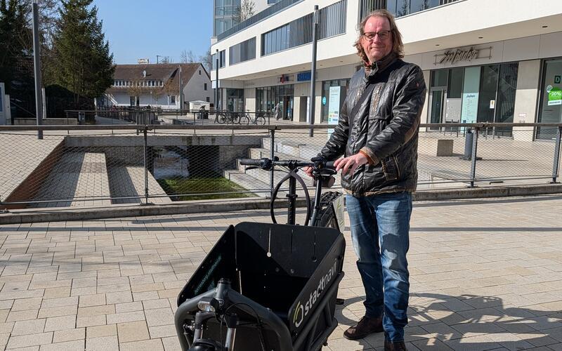 Bernhard Rother hat das Lastenrad mehrfach ausgeliehen: Er nutzt es für seine Einkäufe und ist oft schneller als mit dem Auto.GB-Foto: Stadt Herrenberg