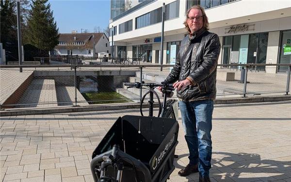Bernhard Rother hat das Lastenrad mehrfach ausgeliehen: Er nutzt es für seine Einkäufe und ist oft schneller als mit dem Auto.GB-Foto: Stadt Herrenberg