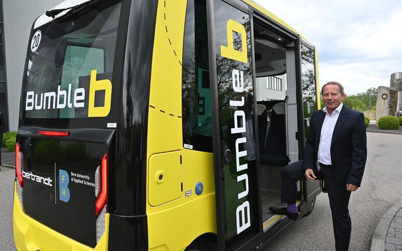 Bertrandt-Finanzvorstand Markus Ruf beim Einstieg in den BumbleB. Er glaubt an die Zukunft des Robotertaxis. Bild: Reichert