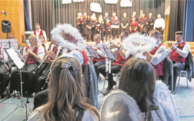 Besonders viele Mitwirkende hat das Konzert in der Gemeindehalle. GB-Foto: Schmidt