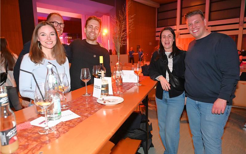 Beste Stimmung herrschte in der Sporthalle bei einem Glas Wein. GB-Foto: Reichert