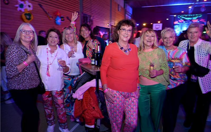 Bestens gelaunt waren die Gäste bei der Schlagerparty. GB-Foto: Holom