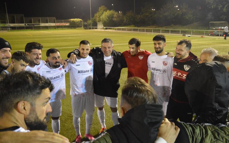 Bestens gelaunt waren die Kicker des Türk. SV Herrenberg um Spielertrainer Harun Güney (Vierter von links) am vergangenen Dienstagabend nach dem Vorstoß ins Achtelfinale des Bezirkspokals. GB-Foto: Zvizdiç