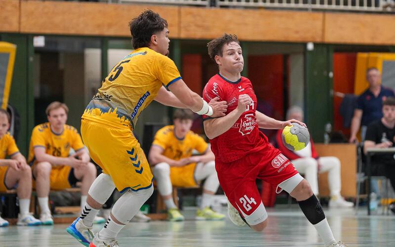 Bestes Saisonspiel: Tim Frommer (am Ball, gegen Lucas Farias-Veeser) war nur schwer zu stoppen. GB-Foto: Eibner/La Rocca