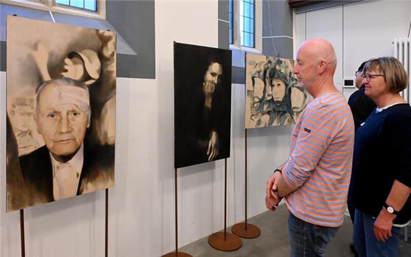 Besucher betrachten die „Drei Bildnisse“ von Harald Kunz interessiert. GB-Foto: Holom