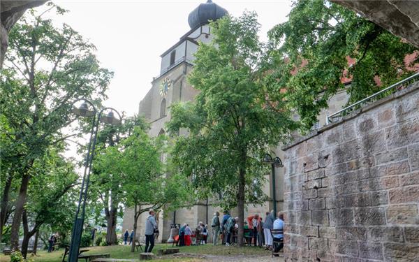 Besucher fanden sich im Kirchhof der Stiftskirche am Samstag mal wieder zu einem Glockenkonzert ein. GB-Foto: Vecsey