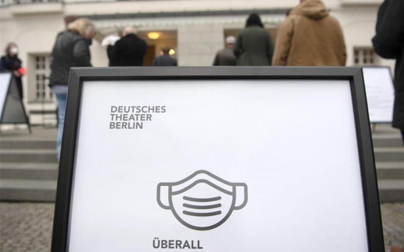 Besucher stehen vor dem Deutschen Theater. Wichtige Kulturinstitutionen in Berlin und andernorts wollen auch nach dem Wegfall der meisten Corona-Regelungen an einer Maskenpflicht festhalten. Foto: Paul Zinken/dpa-Zentralbild/dpa