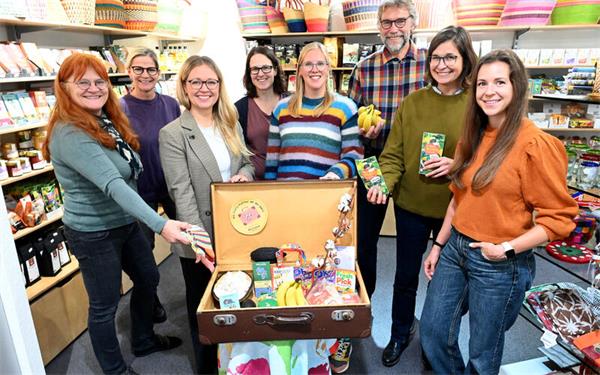 Beteiligen sich am neuen Projekt „Mit Karlo Koffer um die Welt“ (von links): Andrea Stöffler, Doreen Heinze, Dr. Milda Reith, Anja Epple, Helen Wagner, Martin Petry, Monja Dotzauer und Martina Frank.GB-Foto: Holom
