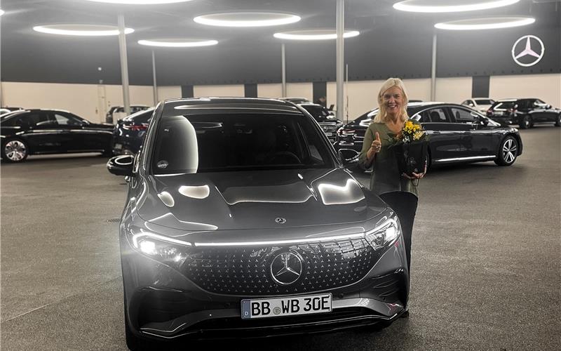 Bettina Lienemann mit dem E-Auto. GB-Fotos