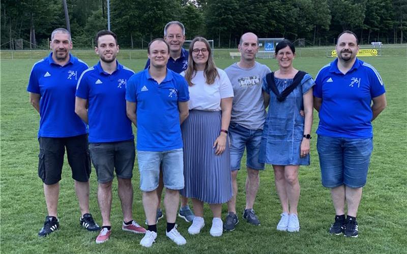 Neues Führungsteam beim TSV Hildrizhausen Bewährte und neue Kräfte sind im Hildrizhausener Fußballausschuss versammelt (von links): Ralf Krause (stellvertretender Jugendleiter), Nico Ernst (stellvertretender Abteilungsleiter), Marcel Eiter (stellvertretender Abteilungsleiter, Dietmar Schmelzle (Koordinator), Fabienne Schober (stellvertretende Abteilungsleiterin), Eddi Bessler (AH-Leiter), Anja Beck-Bessler (Kassenwartin) und Holger Riexinger (Jugendleiter). GB-Foto: gb
