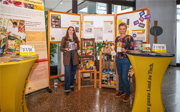 Bianca Schmid und Leona Irion vom Forum Ernährung und Hauswirtschaft informieren über Vorratshaltung.GB-Foto: Nüssle