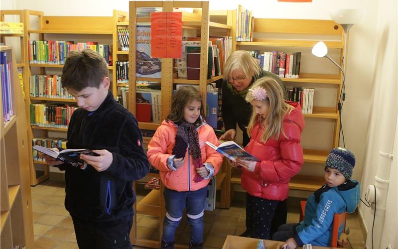 Mindestens 4000 Medien stehen bereit BibliotheksleiterinCornelia Schmohlhat schon dieersten Kinder mitLesestoff versorgtGB-Foto: Bäuerle