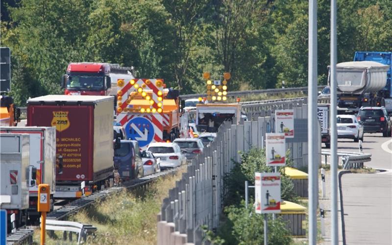 Langer Stau nach Unfall auf der A 81