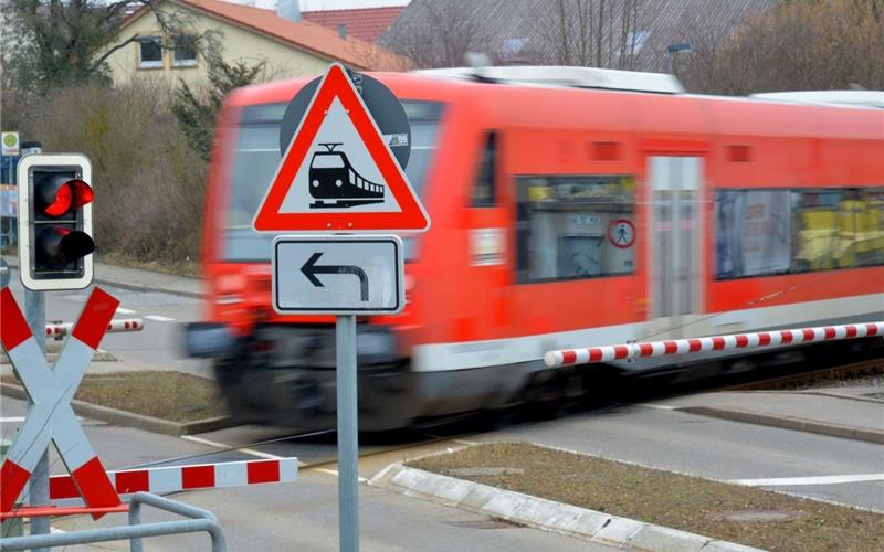 Lastwagenfahrer reißt Bahnschranke ab