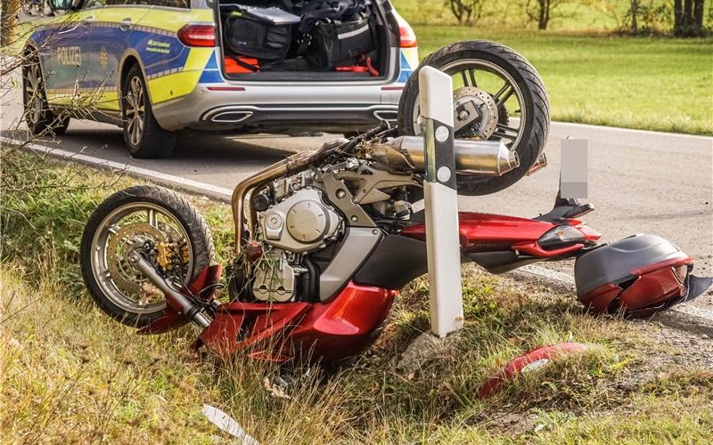 Motorrad überschlägt sich – Fahrer schwer verletzt