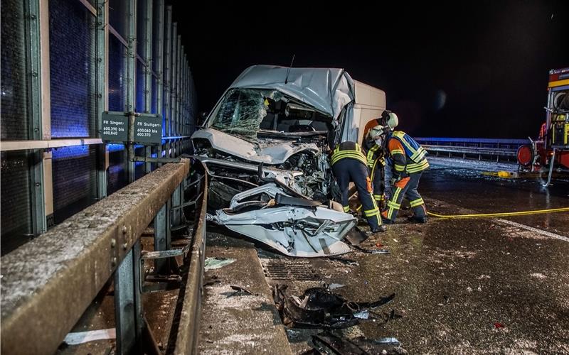 Transporter fährt auf A81 auf Lkw auf Transporter fährt auf A81 auf Lkw auf