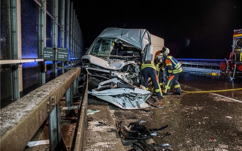 Transporter fährt auf A81 auf Lkw auf